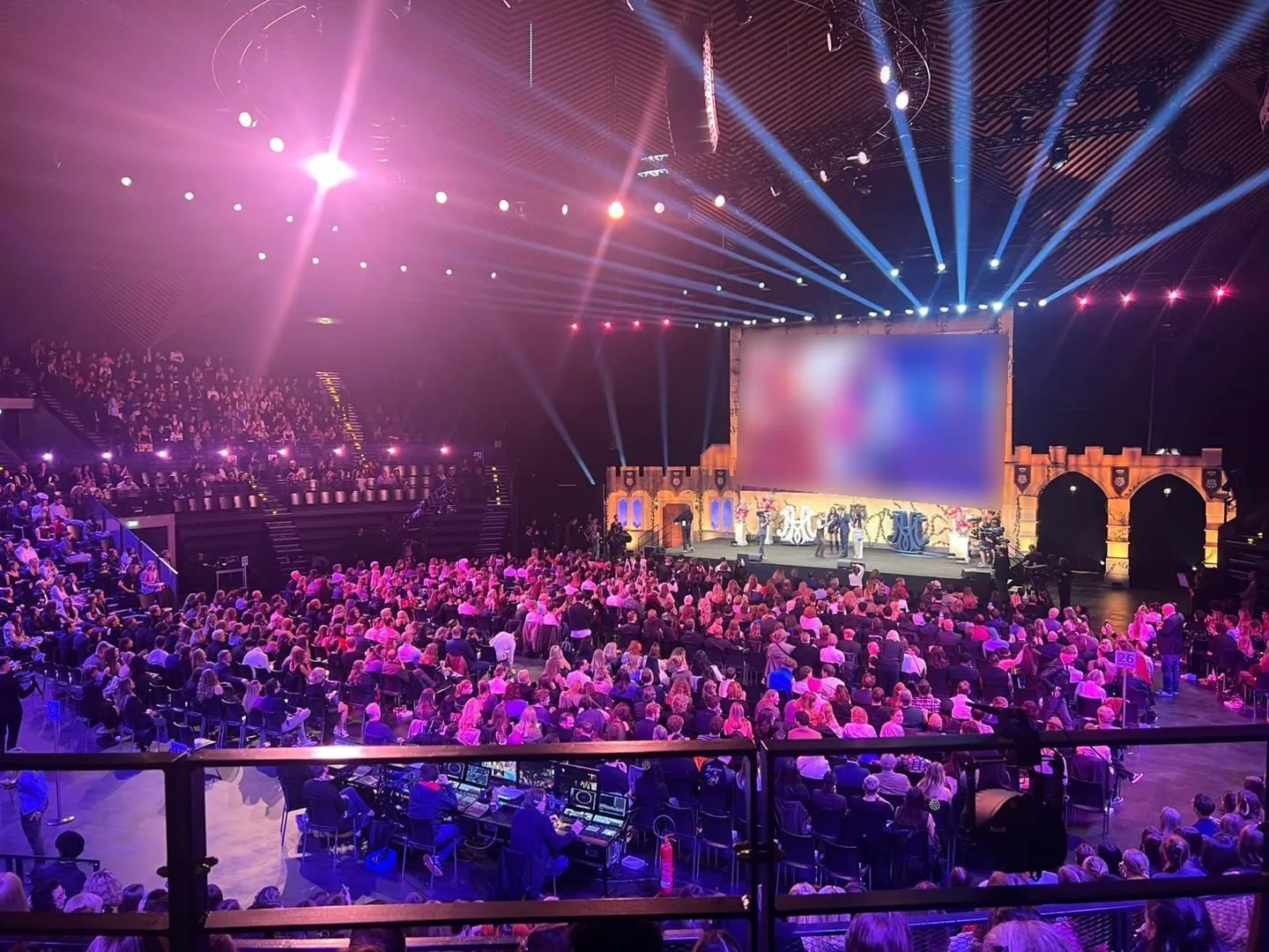 Voller Premierensaal mit Schloss-Kulisse, Leinwand und Showlicht bei einer Serien-Weltpremiere