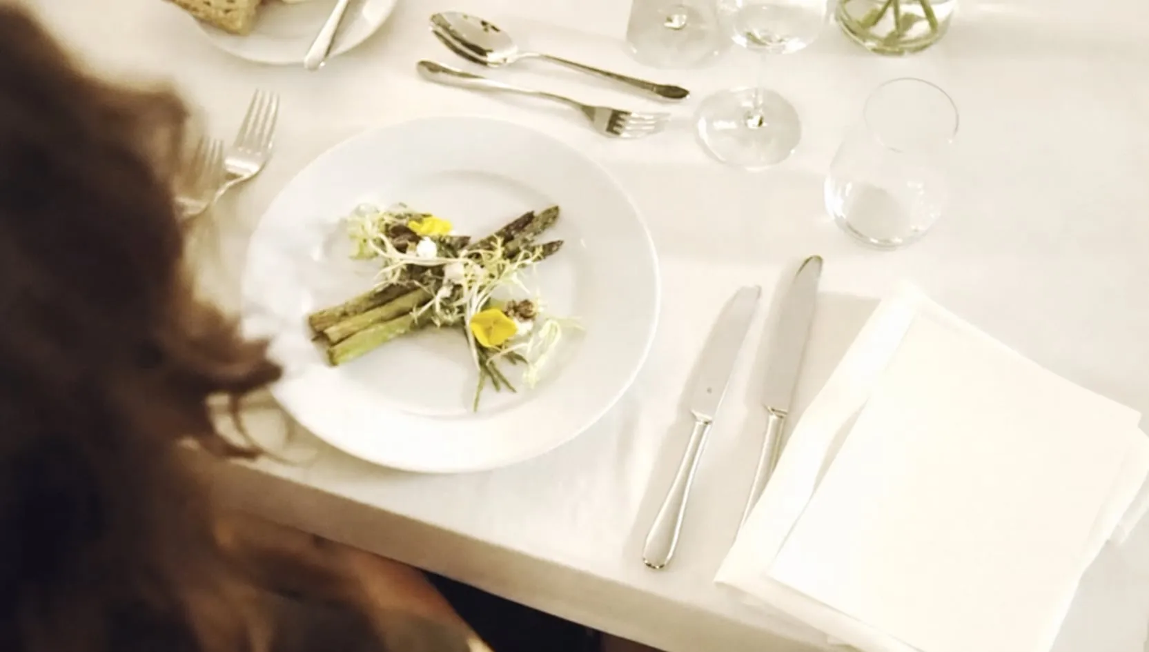 Gedeckter Dinner-Tisch mit Menükarte