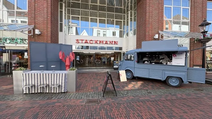 Derselbe Foodtruck vor dem Kaufhaus Stackmann in einer weiteren Stadt