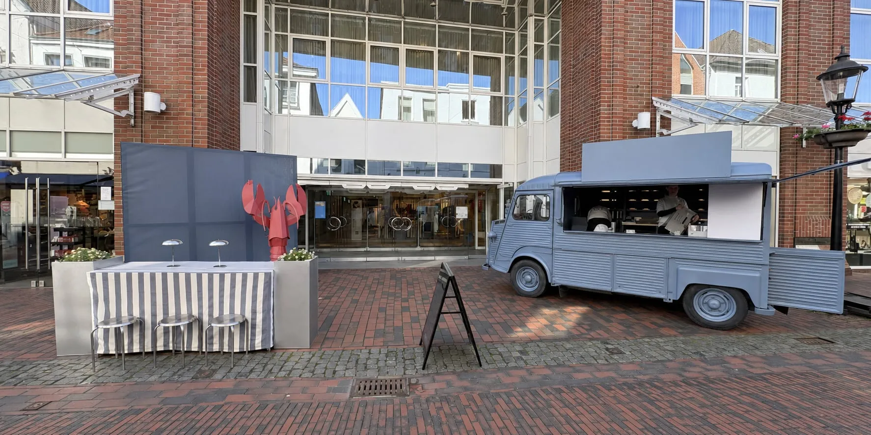 Neutralisierte temporäre Außenaktivierung mit Foodtruck und Installation