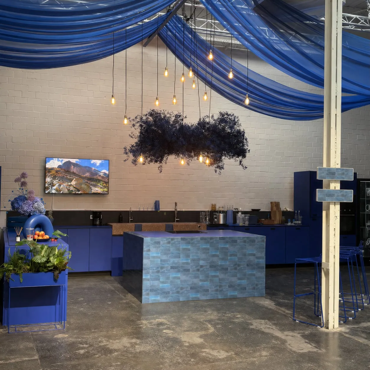 Neutralisiertes Event-Set mit Bar und blauer Drapierung